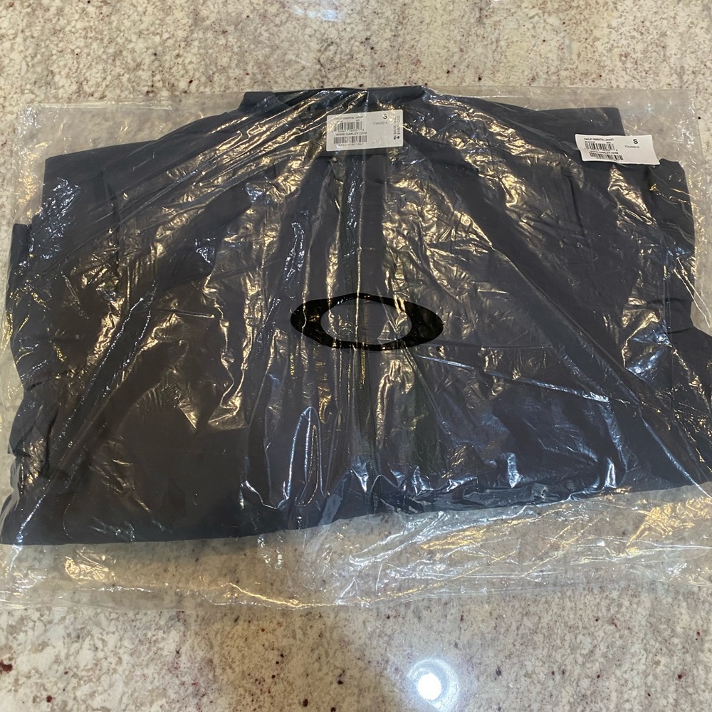 Oakley Men's Essential Jacket - NWT - Picture 5 of 10